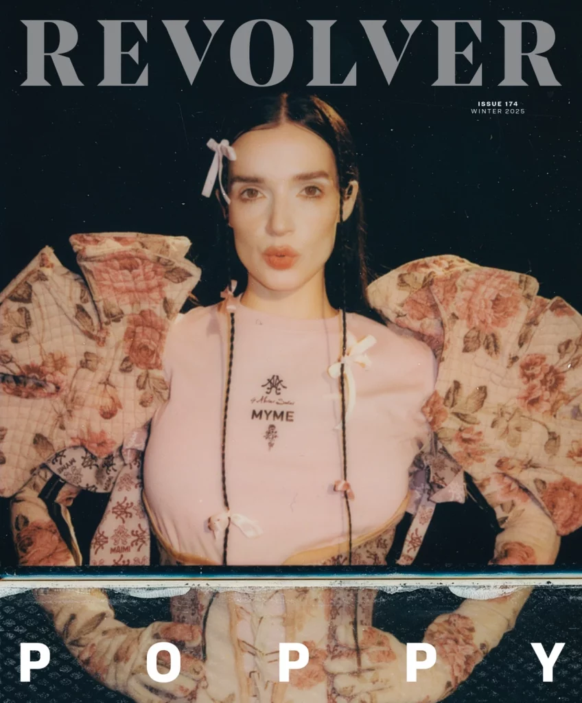 Poppy photographiée par Paris Mumpower pour le magazine Revolver Winter Issue 2025